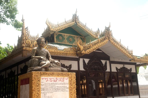 Mingul Monument voorzijde van ingang Kuthodaw tempel, Myanmar. — Stockfoto