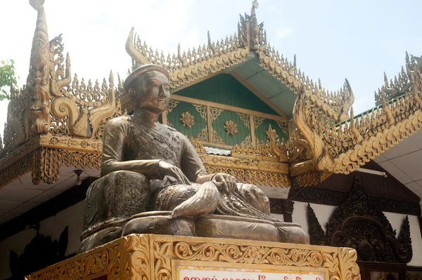 Mingul Monumento frente a la entrada Kuthodaw templo, Myanmar . —  Fotos de Stock