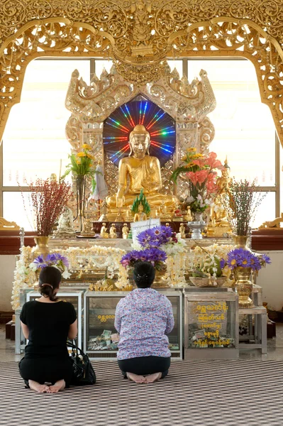 Les gens adorent Bouddha d'or dans les pagodes sur la pagode Kuthodaw, Myanmar . — Photo