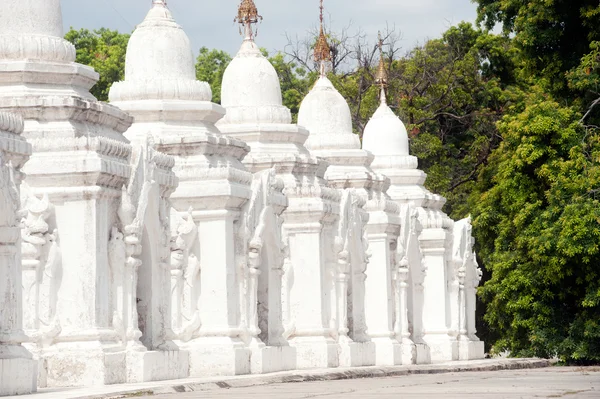 ミャンマーのマハ Lokamarazein Kuthodaw パゴダの白い仏塔の行. — ストック写真