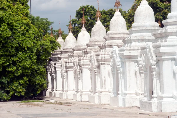Fila de pagodas blancas en Maha Lokamarazein Kuthodaw Pagoda en Myanmar . —  Fotos de Stock