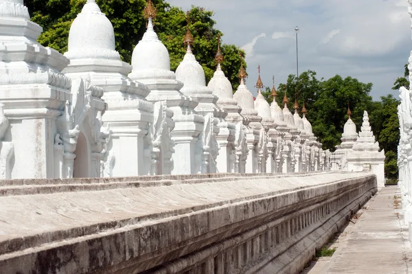 Fila de pagodas blancas en Maha Lokamarazein Kuthodaw Pagoda en Myanmar . — Foto de Stock