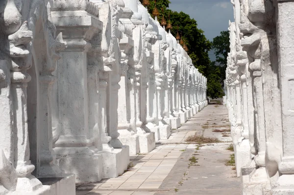 Fila de pagodes brancos em Maha Lokamarazein Kuthodaw Pagoda em Mianmar . — Fotografia de Stock