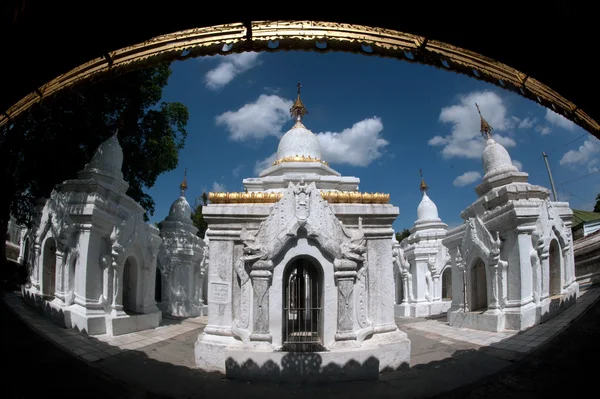 Fila de pagodes brancos em Maha Lokamarazein Kuthodaw Pagoda em Mianmar . — Fotografia de Stock