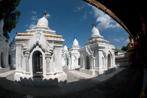 Rad med vita pagoder i Maha Lokamarazein Kuthodaw pagod i Myanmar. — Stockfoto