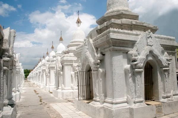 Fila de pagodas blancas en Maha Lokamarazein Kuthodaw Pagoda en Myanmar . —  Fotos de Stock