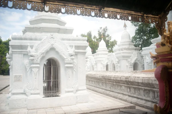 Wiersz biały pagody w Maha Lokamarazein Kuthodaw Pagoda Myanmar. — Zdjęcie stockowe