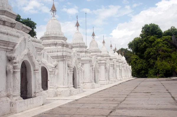 Fila de pagodes brancos em Maha Lokamarazein Kuthodaw Pagoda em Mianmar . — Fotografia de Stock