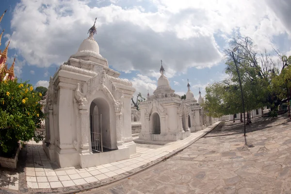 Fila de pagodes brancos em Maha Lokamarazein Kuthodaw Pagoda em Mianmar . — Fotografia de Stock