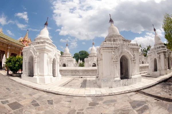 Řada bílých pagod v Maha Lokamarazein Kuthodaw Pagoda v Myanmaru. — Stock fotografie