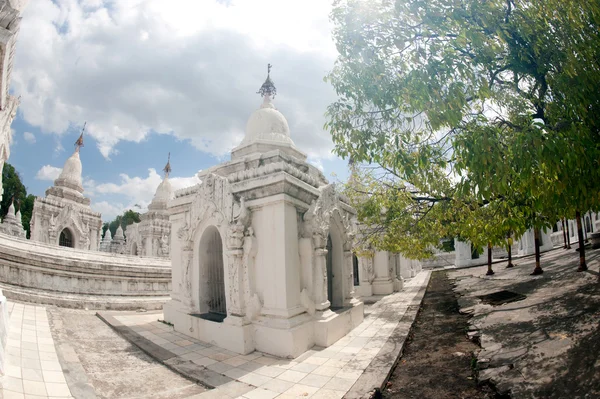 Rij van witte pagodes in Maha Lokamarazein Kuthodaw pagode in Myanmar. — Stockfoto