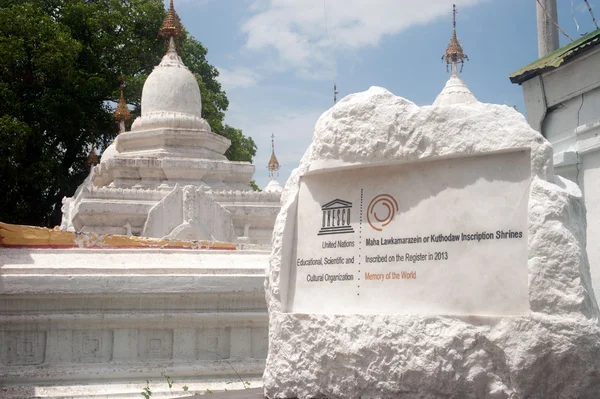 The label of white pagodas in Maha Lokamarazein Kuthodaw Pagoda ,Myanmar. — Stock Photo, Image