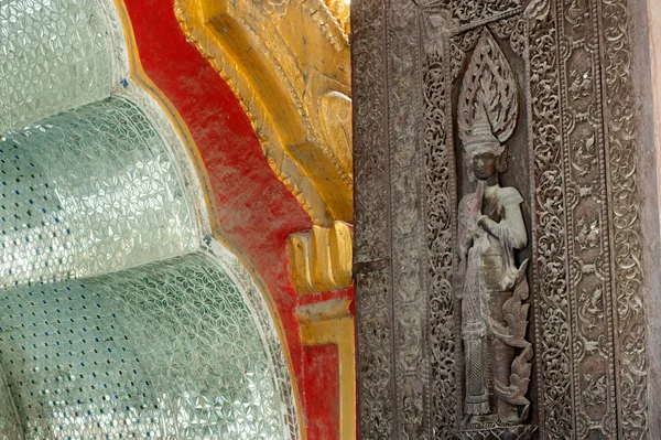 Artă din lemn cu ușă de intrare în pagodele de aur de pe Pagoda Kuthodaw, Myanmar . — Fotografie, imagine de stoc