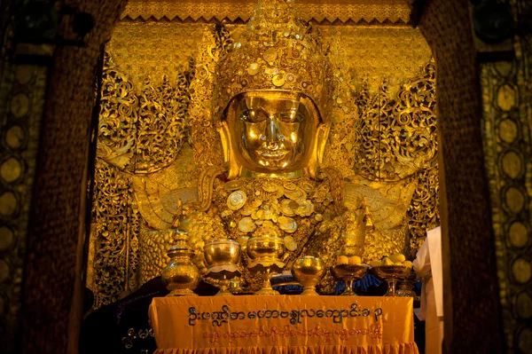 Volledige vooraanzicht van de Mahamuni Boeddha, Myanmar. — Stockfoto