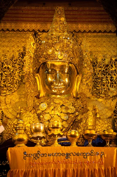 Full front view of the Mahamuni Buddha,Myanmar. — Stock Photo, Image