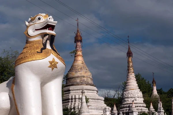 Großer Löwenwächter im maha muni Tempel, myanmar. — Stockfoto