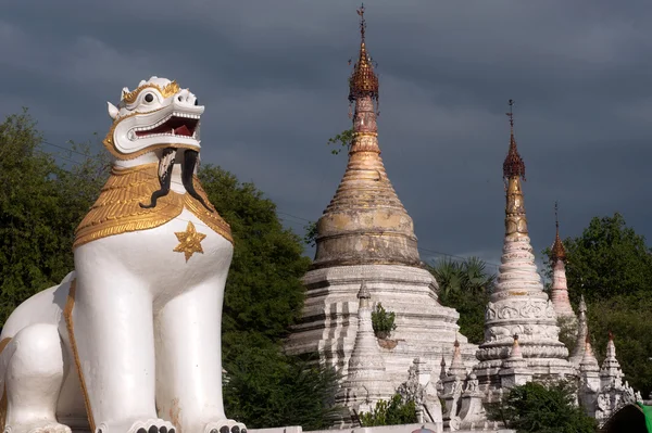 Büyük aslan Guardian'daki Maha Muni Tapınağı, Myanmar. — Stok fotoğraf