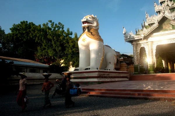 Dużych lew opiekun świątyni Maha Muni, Myanmar. — Zdjęcie stockowe