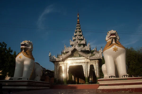 Großer Löwenwächter im maha muni Tempel, myanmar. — Stockfoto