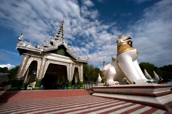 マハ ミュニ寺院、ミャンマーで大型ライオン ガーディアン. — ストック写真