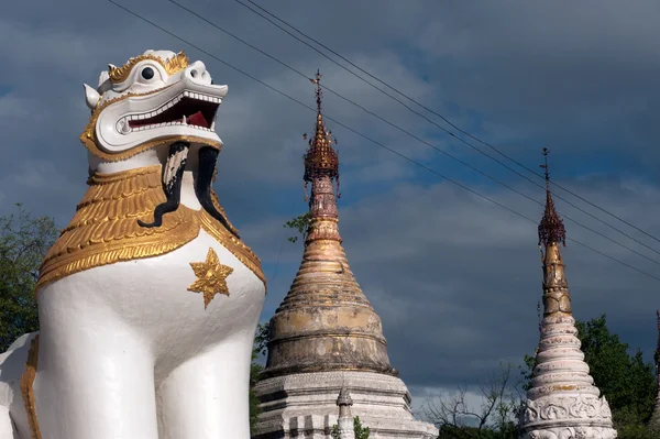 Dużych lew opiekun świątyni Maha Muni, Myanmar. — Zdjęcie stockowe