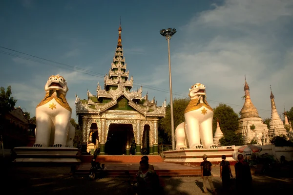 Dużych lew opiekun świątyni Maha Muni, Myanmar. — Zdjęcie stockowe