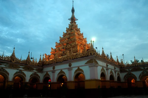 Maha Muni Pagoda na cidade de Mandalay, Mianmar . — Fotografia de Stock