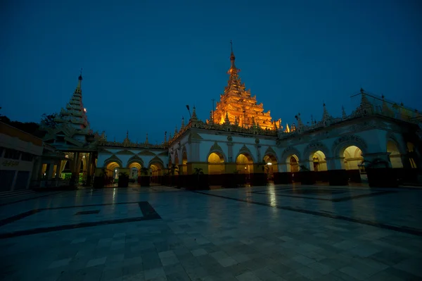 Maha Muni Pagoda na cidade de Mandalay, Mianmar . — Fotografia de Stock