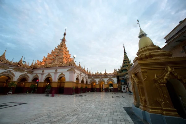 Maha Muni pagode in stad van Mandalay, Myanmar. — Stockfoto