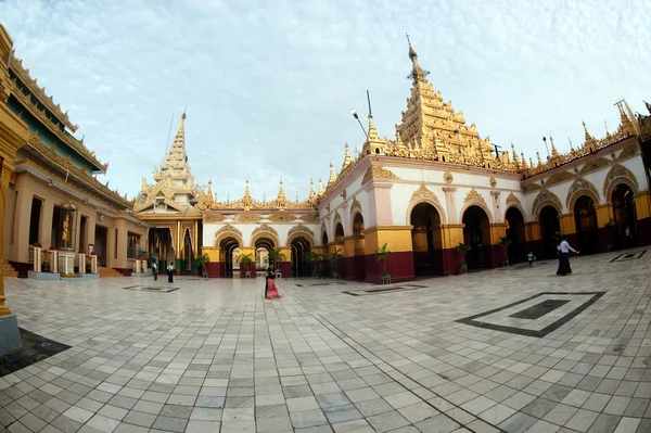 Maha Muni Pagoda nella città di Mandalay, Myanmar . — Foto Stock