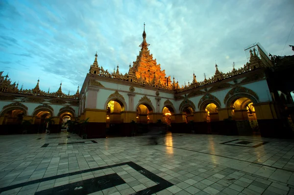 Maha Muni Pagoda na cidade de Mandalay, Mianmar . — Fotografia de Stock