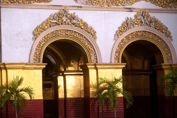 Myanmar arte no portão de entrada no Maha Muni Pagoda . — Fotografia de Stock