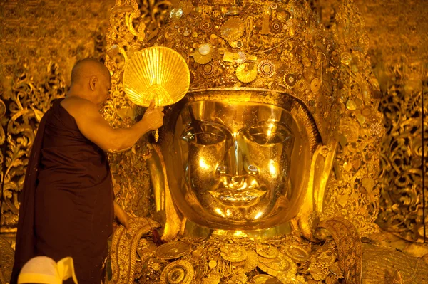 Rytuał codziennie twarz wieje Mahamyatmuni Buddy, Myanmar. — Zdjęcie stockowe