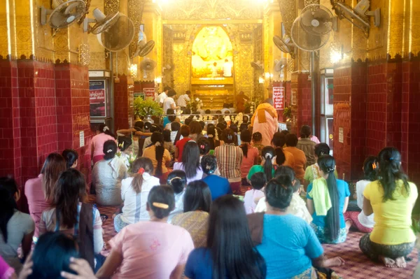 Völker beten maha muni buddha, myanmar. — Stockfoto