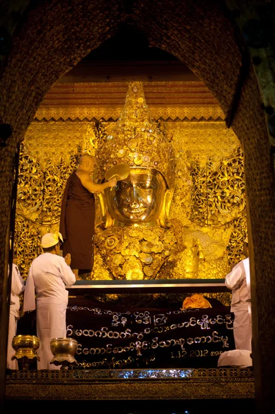 O ritual do rosto diário soprando Mahamyatmuni Buddha, Myanmar . — Fotografia de Stock