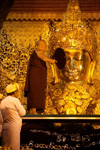 Le rituel du visage quotidien soufflant Mahamyatmuni Bouddha au Myanmar . — Photo