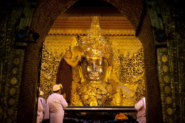 Ritualen av dagliga ansikte blåser Mahamyatmuni Buddha, Myanmar. — Stockfoto