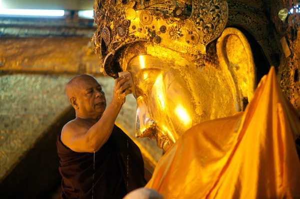 Le rituel du lavage quotidien du visage Mahamyatmuni Buddha, Myanmar . — Photo