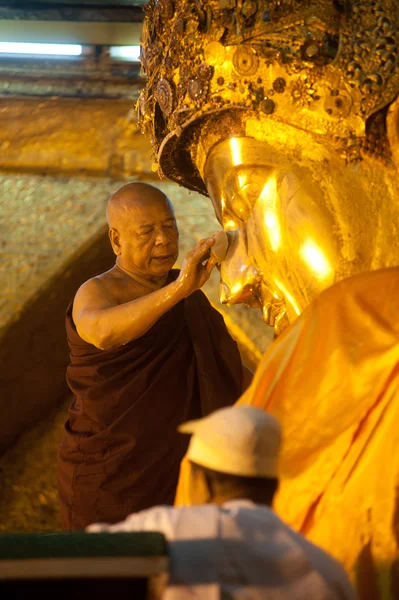 The ritual of daily face washing Mahamyatmuni Buddha,Myanmar. — Stock Photo, Image