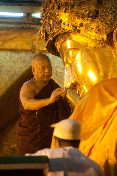 Le rituel du lavage quotidien du visage Mahamyatmuni Buddha, Myanmar . — Photo