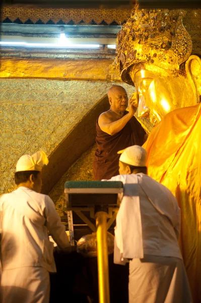 El ritual del lavado diario de la cara Mahamyatmuni Buddha, Myanmar . —  Fotos de Stock