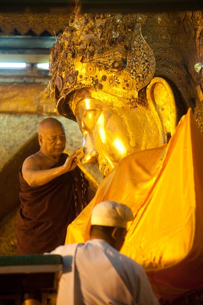 Le rituel du lavage quotidien du visage Mahamyatmuni Buddha, Myanmar . — Photo
