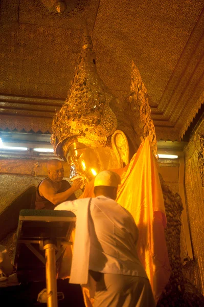 Rytuał twarzy codzienne mycie Mahamyatmuni Buddy, Myanmar. — Zdjęcie stockowe