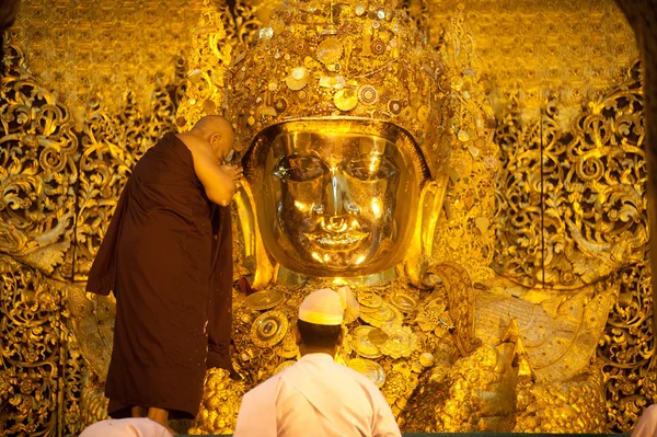 Kult Mahamyatmuni Buddy, Myanmar. — Zdjęcie stockowe