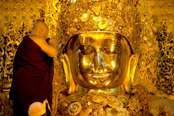 Kult Mahamyatmuni Buddy, Myanmar. — Zdjęcie stockowe