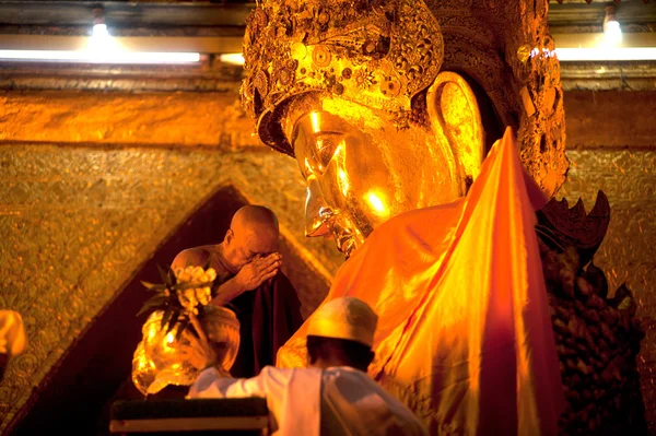 A adoração Mahamyatmuni Buddha, Myanmar . — Fotografia de Stock