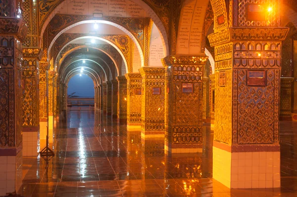 Myanmar Arch door of Sutaungpyai Pagoda, Mandalay Hill, Myanmar . — Foto de Stock