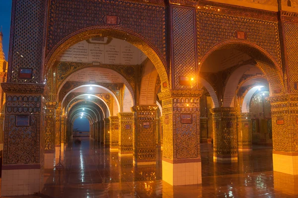 Myanmar Arch drzwi Sutaungpyai Pagoda, wzgórze Mandalaj, Myanmar. — Zdjęcie stockowe