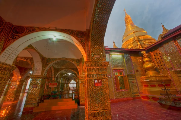 Myanmar Porta do arco de Sutaungpyai Pagoda, Mandalay Hill . — Fotografia de Stock