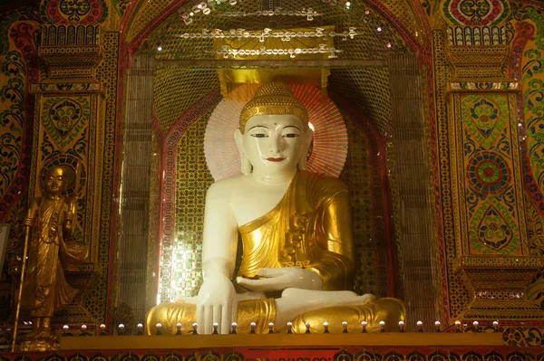 Buda sentado em Sutaungpyai Pagoda, Mandalay Hill, Mianmar . — Fotografia de Stock